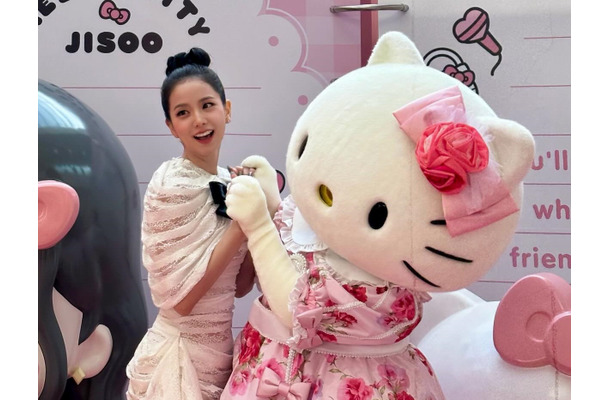 「大胆美脚がまぶしい」BLACKPINK・ジス、ハローキティとコラボ！ 愛らしいキャラクターにも負けない美貌【PHOTO】
