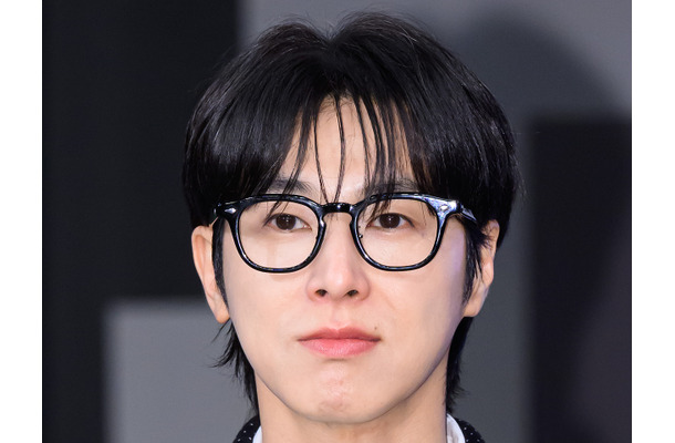 東方神起・ユンホ、カジュアルな服装もダンディーに！輝く美しさと洗練された雰囲気で空港へ【PHOTO】