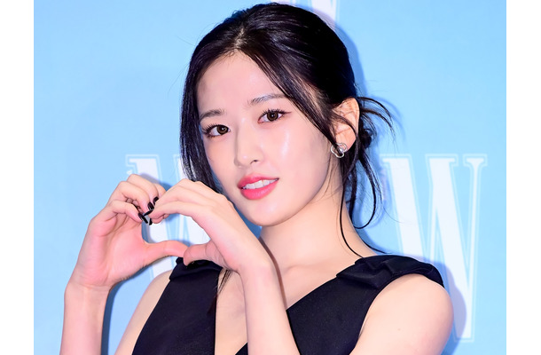 IVE・ユジン、海辺のスイムウェア姿に視線釘付け！「やばい」「アロハ美女」と反響【PHOTO】