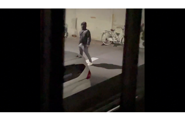 【画像提供：被害者遺族】ストーカー被害者の家の近くをうろつく男の動画『未解決事件 File.12 ストーカー殺人 なぜ繰り返されるのか』（C）NHK