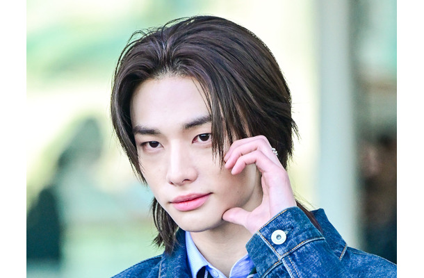 Stray Kids・ヒョンジン、デニムオンデニムで爽やかに登場！愛らしい装飾も付けフランスに出国【PHOTO】