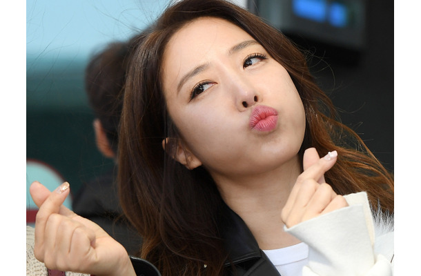 既婚男性との“濃厚スキンシップ”映像が世に、不倫疑惑で自主降板の韓国歌手（46）が映り込み再注目