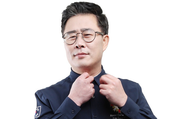 “3度の飲酒運転”を自ら告白し炎上…Netflix料理番組出演の韓国有名シェフ、放送活動中断へ