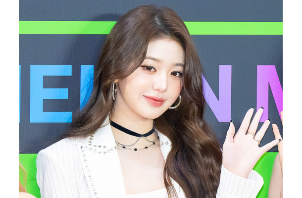 IVE・ウォニョン、海を背に“素のくびれ”披露！いよいよ新プロジェクト始動か