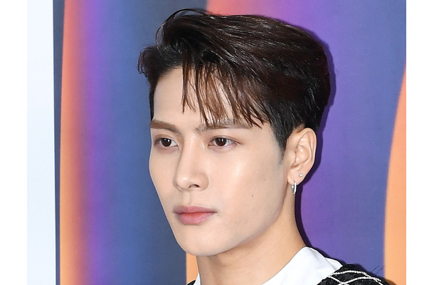 GOT7・ジャクソン、ルイ・ヴィトンのショーで未公開曲を初披露！世界的アーティストとのコラボに視線集中