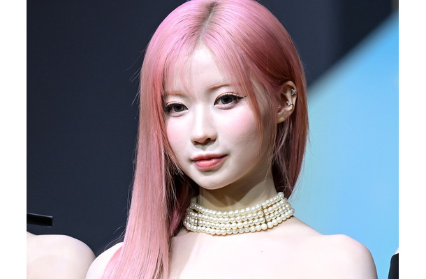 見えちゃいそう…日本人K-POPアイドル、“危険な寝そべりポーズ”でファンを虜に「ヤバい」「美しすぎる」