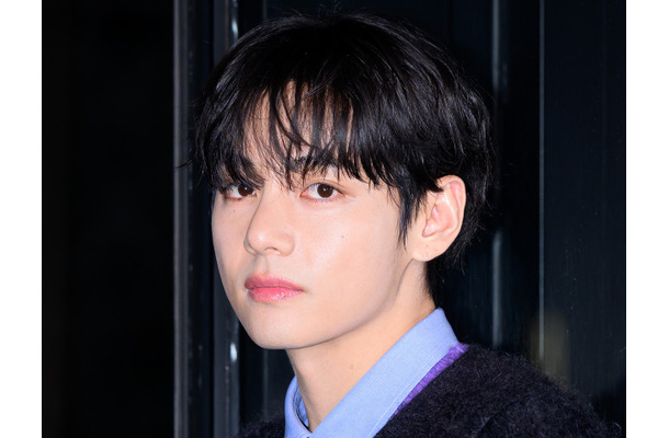 BTS・V、自身の写真展をサプライズ訪問！直筆メッセージでファンと交流