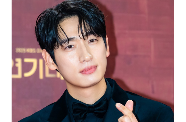 “電撃結婚”が話題を集めた俳優ユン・バク、結婚2年4カ月で第1子誕生！「母子ともに健康」