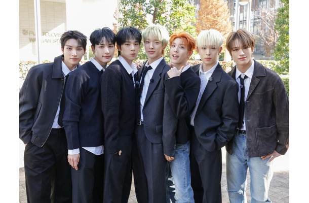 “NiziUの弟”NEXZ、初のLIVE映像作品ジャケット公開！全国ツアーの感動が蘇るモノクロビジュアルに注目