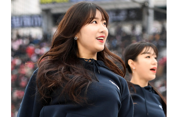 反則級の下半身がタイトウェアでクッキリ…人気チアリーダーのアン・ジヒョンがマラソン参加