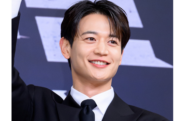 SHINee・ミンホ、ファッション誌で色気あふれる“眼差し”披露！2025年を振り返り「充実した1年」