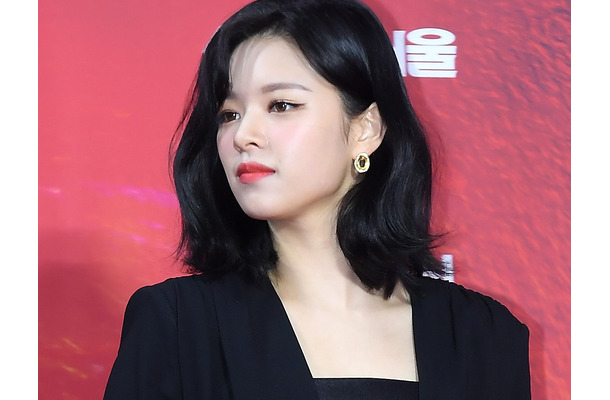 TWICE・ジョンヨン、“ピチッ”とタイトウェアで引き締めボディ披露！「美しすぎ」「完璧」と反響