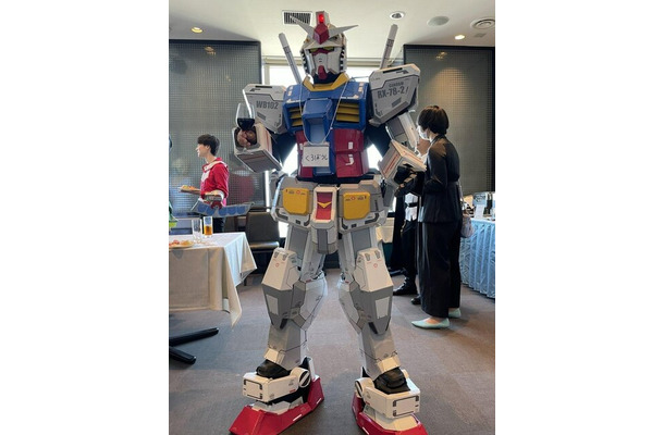 ガンダム姿で結婚式に参列!?　「スーツで来て」と言われて“モビルスーツ”参戦を決めた男性に驚きと笑いの声