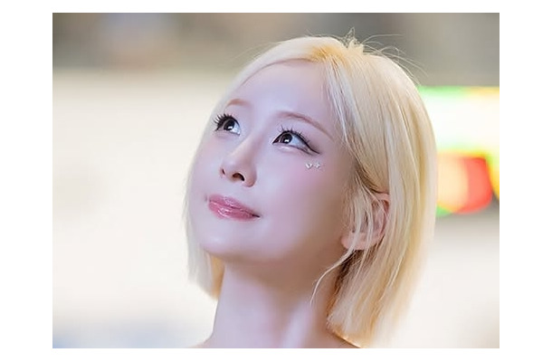 大胆な変則衣装でしっかりと肌見せ！金髪ショートがトレードマークの韓国美女チア最新ショット