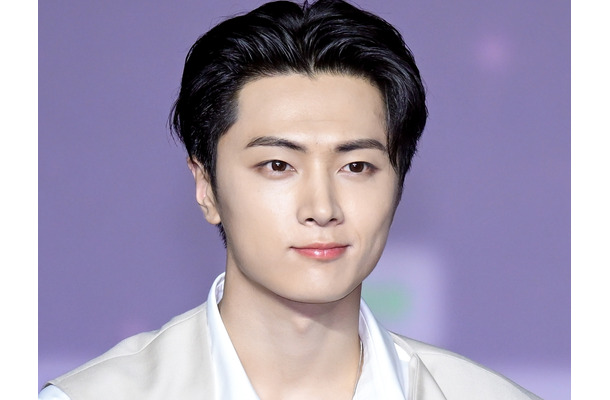 「これは反則」ENHYPEN・ジェイ、カウボーイ風コーデで見せた“爆イケビジュアル”にファン悶絶！