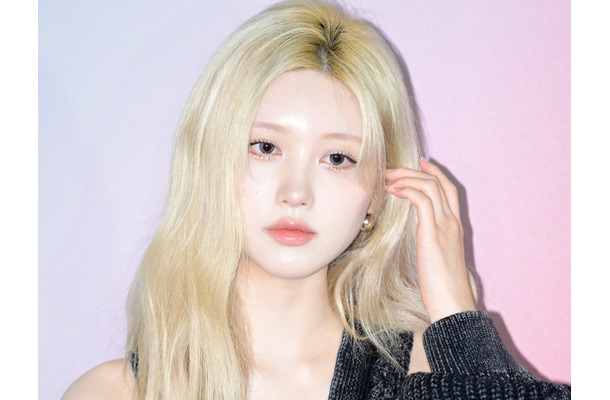 IVE・ガウル、誘惑的な“寝そべりショット”にファン騒然…きらめくボディに視線集中「妖艶すぎる」