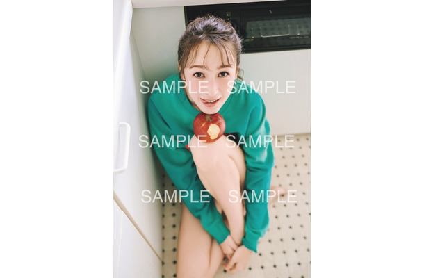 〈オンラインサイン会特典ステッカー〉上目遣い＆舌ペロのキュートなショット 撮影／花盛友里