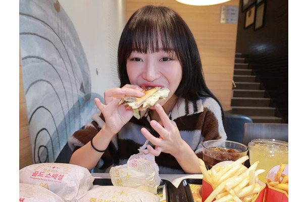 “食べ物吐き捨て”炎上が話題の大食いユーチューバー界隈、韓国ではバーガー10個食べて500万円寄付