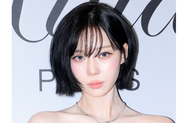 aespa・ウィンター、“美デコルテ”際立つ純白ドレスでイベントに登場！優雅なオーラで魅了