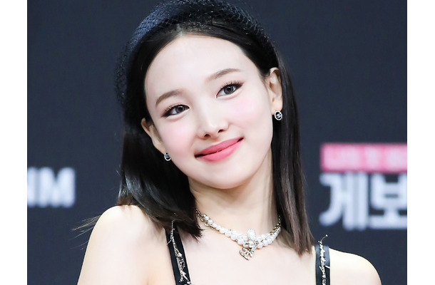 短すぎない…？TWICE・ナヨン、“超ミニ丈”の大胆衣装で視線集中「心臓飛び出そう」「可愛すぎ」