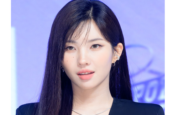 圧巻の“美くびれ”…i-dle・ソヨン、小麦肌の完璧ボディに視線集中「神スタイル」