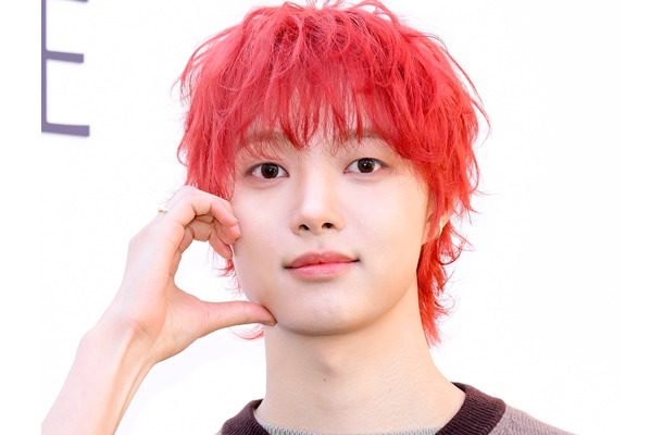 &TEAM・EJ（ウィジュ）、赤髪に“大胆イメチェン”で雰囲気激変！モデル級スタイルにも視線集中