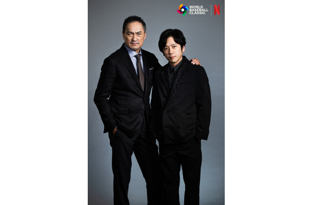 左から）渡辺謙、二宮和也「2026 ワールドベースボールクラシック」全47試合／3月5日～3月18日 Netflix 日本国内で独占生配信（アーカイブあり）