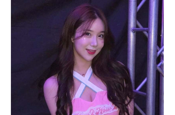 “規格外のサイズ”で話題の韓国人気チア、ピンク衣装に身を包んでの強調ポーズが魅力的！