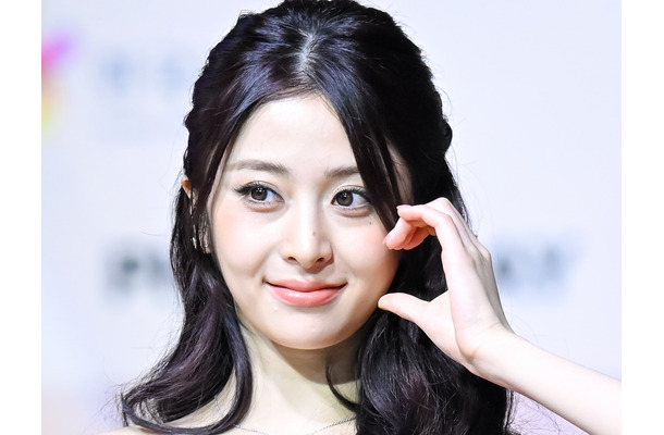 そこにしか目がいかない？LE SSERAFIM・ユンジン、大胆な“腰元カット”で存在感「すごい」