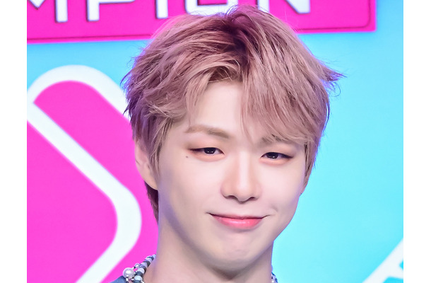 7年ぶりのWanna One再集結前に入隊…“センター”カン・ダニエル、坊主頭を公開