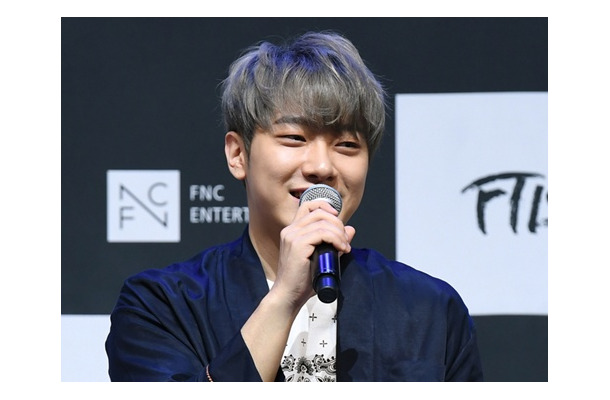 人気K-POPバンドのメンバーが公演中に失神!! ステージ上で倒れ…