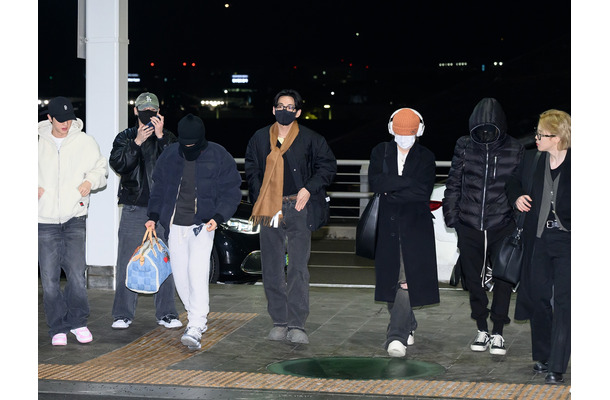 BTSが7人揃って笑顔で海外へ！空港ファッションを激写【写真多数】
