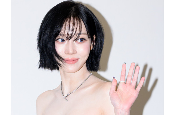 「リアル天使」aespa・ウィンター、海辺で見せた “極薄ボディ”に視線集中！骨が浮き出た背中に心配の声も