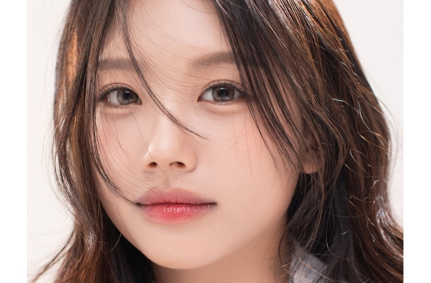 18歳に見えない…元サッカー韓国代表の娘、YouTubeチャンネル登録者が10万人突破を報告　モデル業も