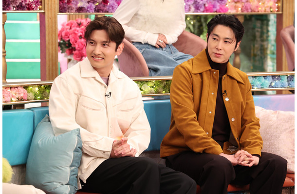 東方神起（左から:チャンミン、ユンホ）『トークィーンズ』© フジテレビ