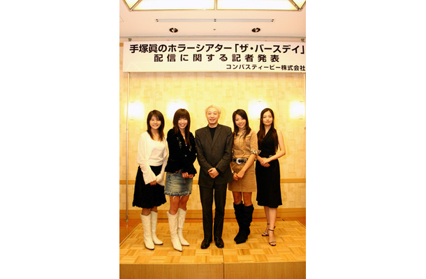 左から橋本さん、松嶋さん、手塚監督を挟んで、立花さん、城山さん。華やかなショットだ