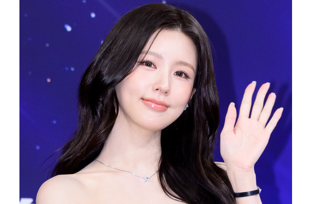 “ほぼ紐ドレス”で話題を集めたミヨン、短めトップスから縦線くっきりクビレがあらわ