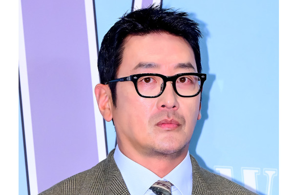 「まだ早いってば」大物俳優ハ・ジョンウ、お祝いコメントに自ら返信…熱愛認めるも結婚は否定