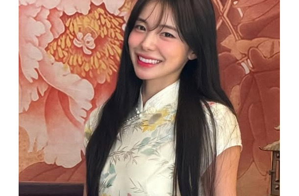 極短チャイナドレスで大胆“しゃがみ”ポーズ…韓国チア イ・ダヘのスリルたっぷりギリギリ近況ショット