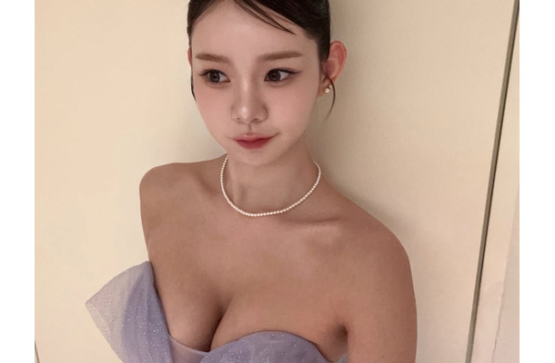 キワドすぎる… “最もグラマラスな韓国芸人”、胸元全開のふわふわドレス姿でサービスSHOT