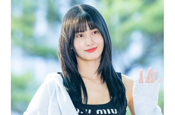 TWICE・モモ、ボリューミーさ際立つピチピチ衣装に視線釘付け！上目遣いSHOTに「心臓やられる」