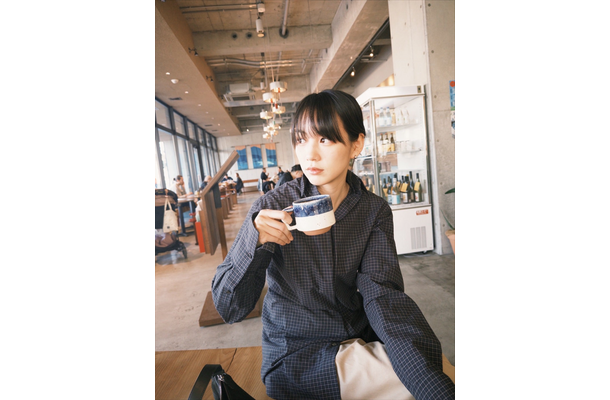 のん、カフェでのリラックスショット公開！ファン「笑顔が、大人びてきた！？」「おしゃれな隙間写真」