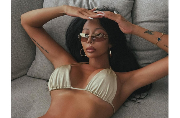 全然覆いきれていない…Jessi、水着姿で際立つ規格外のボリューム感！妖艶さたっぷり