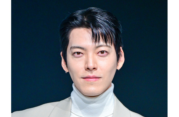 俳優キム・ウビン、結婚後初めて公の場に姿を現す！スーツ着ていつにも増してダンディーに【独自写真】