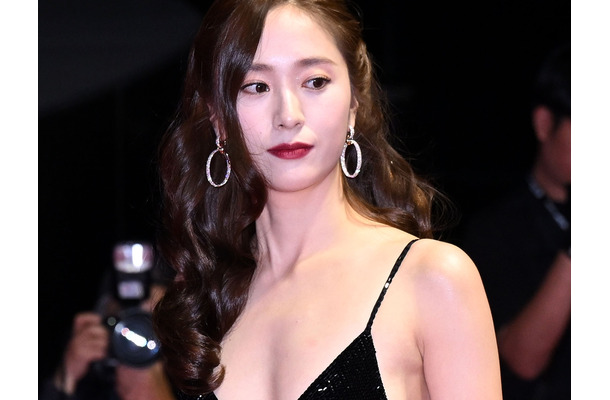 下着にジャケットでクールな印象　“元少女時代”メンバーの姉を持つクリスタル、NYで大胆ルック披露