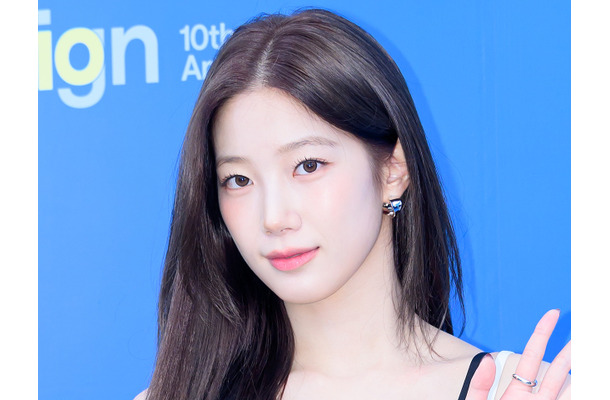 LE SSERAFIM・カズハ、“紐なしドレス”で見せた大人の色香…胸元ギリギリまで開いた衣装が話題