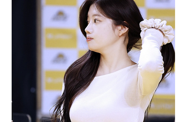 思わず見てしまうボリューム感…サロンオーナーの顔も持つ韓国チア、試合前の一瞬を激写