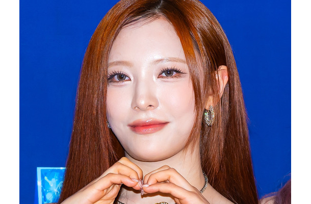 スキだらけの大胆な胸元ラインに釘付け、Billlieムン・スアの“黒の誘惑”