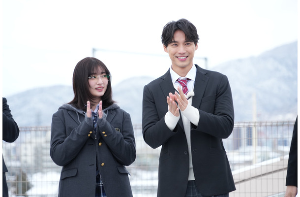 「学校かくれんぼ」左から）福士蒼汰、吉川愛『新しいカギ』（C）フジテレビ