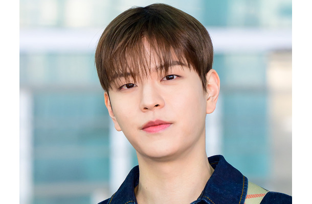 Stray Kids・スンミン、デニムルックで洗練された着こなしを披露！爽やかにイギリスへ